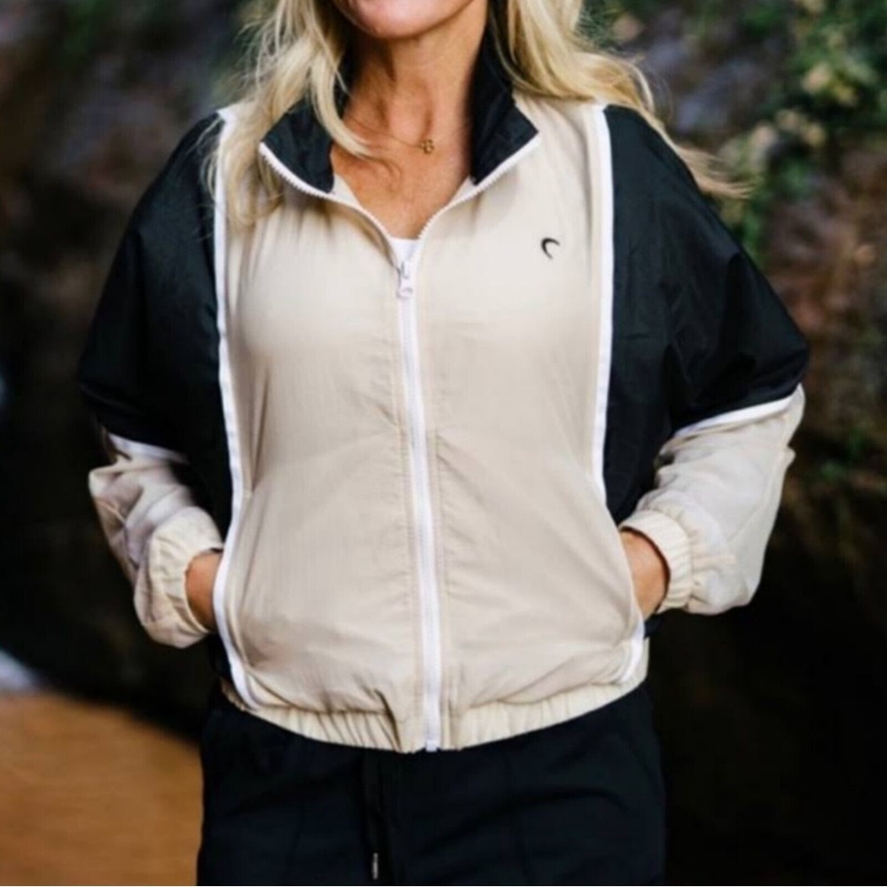 Zyia tan and black colorblock windbreaker zip up jacket